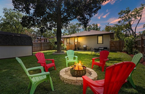 Salem Lakes Haus | Charming Cottage - Lake access steps away ! 2 King beds / 1 Queen Sleeper Sofa