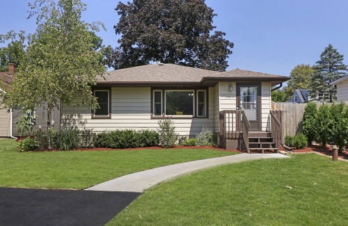 Salem Lakes Haus | Charming Cottage - Lake access steps away ! 2 King beds / 1 Queen Sleeper Sofa