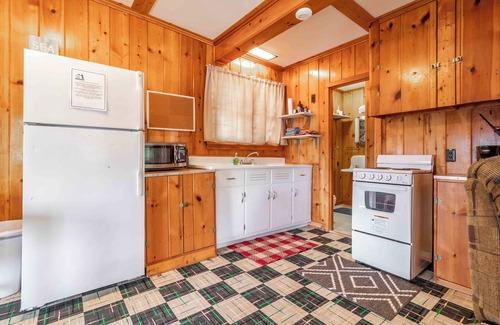 Friendship Hütte | CHARMING COTTAGE ON ROCHE-A-CRI LAKE WITH PRIVATE PIER AND BEACH - PET FRIENDLY