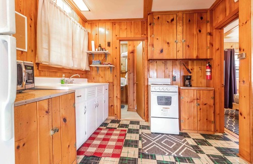 Friendship Hütte | CHARMING COTTAGE ON ROCHE-A-CRI LAKE WITH PRIVATE PIER AND BEACH - PET FRIENDLY