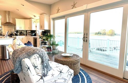 Dartmouth Hütte | Charming cottage overlooking the bay in Padanaram Village.