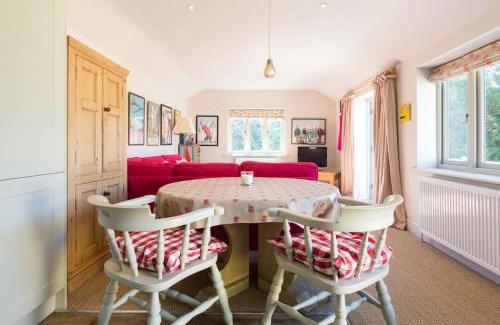 Charlbury Haus | Charming Cottage surrounded by Idyllic garden in peaceful location in central Charlbury