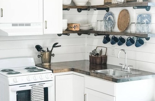 Columbia Hütte | Charming Cottage w/ KING Bed - 1m To Downtown!