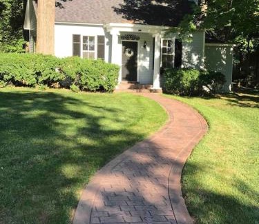 Columbia Haus | Charming Cottage w KING Bed 1m To Downtown