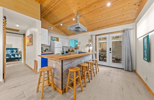 Bayview Hütte | Charming cottage with fenced backyard 2 blocks from the beach