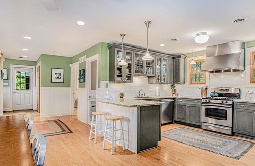 Three Oaks Hütte | Charming country cottage with screened porch, large yard, fireplace, & WiFi