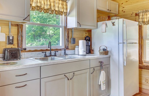 Zanesville Kabine | Charming Couples Cabin on 40 Acres in Zanesville