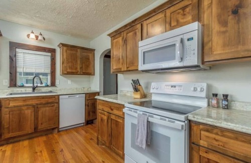 Lebanon Haus | Charming craftsman home centrally located to multiple state parks.