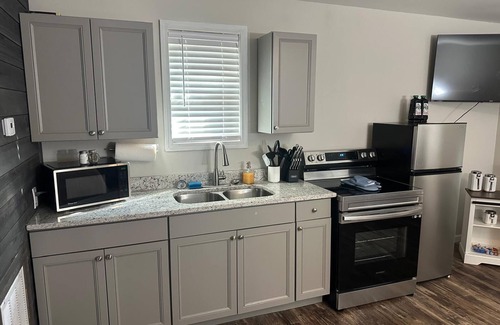 Cave Spring Kabine | Charming Creek Cabin Stay