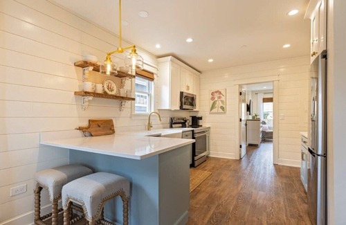 West Dundee Wohnung | Charming Downtown Farmhouse Apartment #1