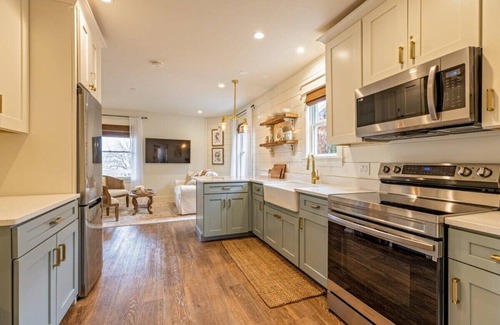 West Dundee Wohnung | Charming Downtown Farmhouse Apartment #1