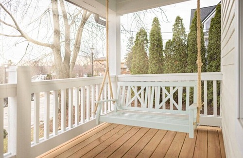 West Dundee Wohnung | Charming Downtown Farmhouse Apartment #1