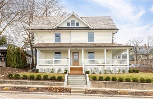 West Dundee Wohnung | Charming Downtown Farmhouse Apartment #1
