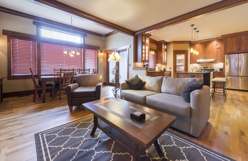 Frankfort Eigentumswohnung | Charming Downtown Frankfort Condo overlooking Betsie Bay