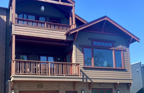 Frankfort Eigentumswohnung | Charming Downtown Frankfort Condo overlooking Betsie Bay