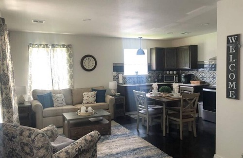 Checotah Haus | Charming Duplex for Two- FREE WiFi, washer/dryer