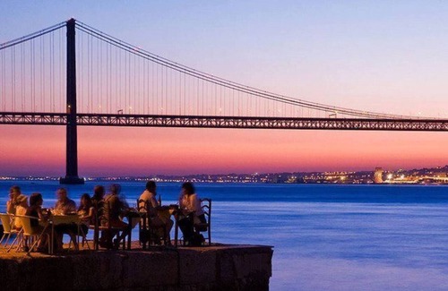 Cacilhas Wohnung | Charming Duplex on Lisbon's River Tejo
