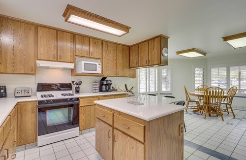 Elko Haus | Charming Elko Home w/ Pool Table!