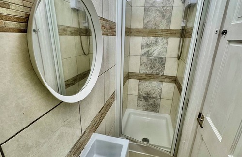 Valence Haus | Charming En-suite bedroom in peaceful House Dagenham with WiFi