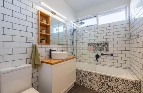 Devonport Haus | Charming Fig Tree Cottage with WiFi & Parking