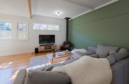 Devonport Haus | Charming Fig Tree Cottage with WiFi & Parking