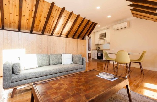 Merces Wohnung | Herrliche Wohnung mit Terrasse und A / C. Super gut in Principe Real.
