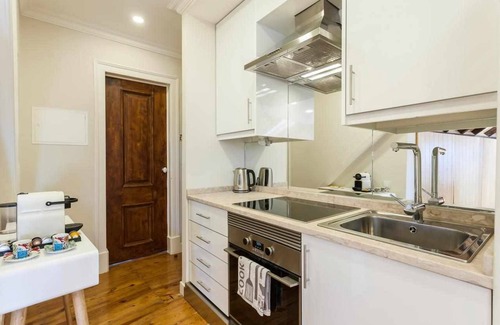Merces Wohnung | Herrliche Wohnung mit Terrasse und A / C. Super gut in Principe Real.