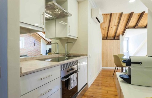 Merces Wohnung | Herrliche Wohnung mit Terrasse und A / C. Super gut in Principe Real.