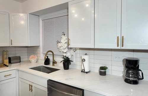 Park Forest Haus | Charming Full Modern Home+Free Parking+Fast Wi-Fi & Centrally located