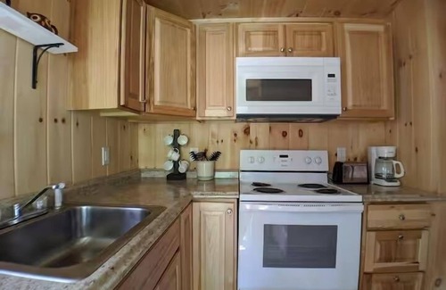 Raymond Hütte | Charming Getaway with Screened Porch, Deck, and Scenic Lake Views