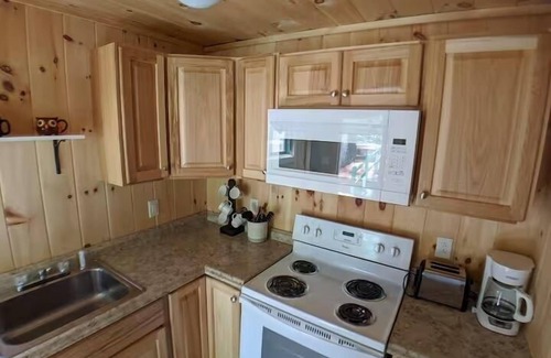 Raymond Hütte | Charming Getaway with Screened Porch, Deck, and Scenic Lake Views