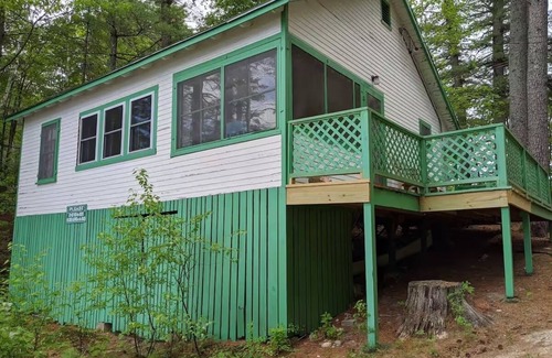 Raymond Hütte | Charming Getaway with Screened Porch, Deck, and Scenic Lake Views