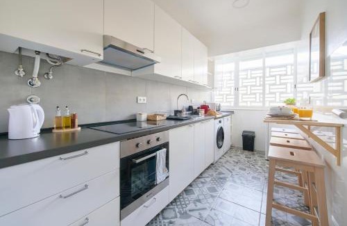 Alfama Wohnung | Charming Graça Flat w Balcony, by TimeCooler