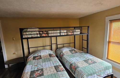 Rock Creek Sonstige | Charming & Historic 4-bedroom Farmhouse in Rock Creek with HVAC, WiFi