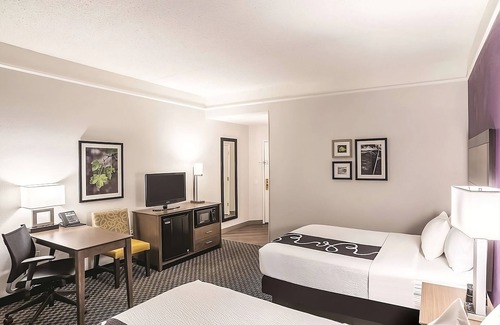 Woodlands Village Hotel | Charming Hotel Room w/ Hot Tub Access & Free Daily Breakfast