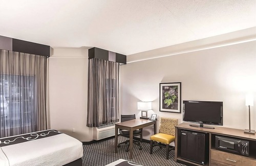 Woodlands Village Hotel | Charming Hotel Room w/ Hot Tub Access & Free Daily Breakfast