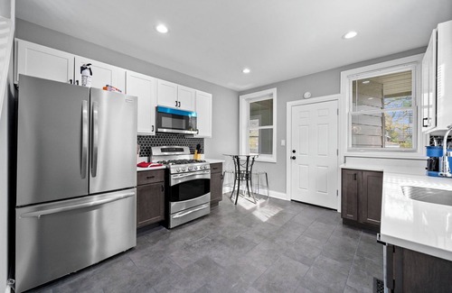 Avalon Park Haus | Charming house in amazing Chicago with WiFi and AC. Close to many restaurants.