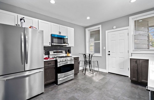 Avalon Park Haus | Charming house in amazing Chicago with WiFi and AC. Close to many restaurants.