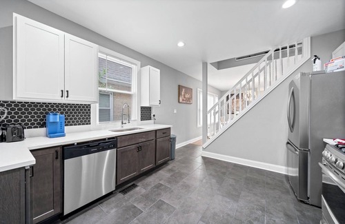 Avalon Park Haus | Charming house in amazing Chicago with WiFi and AC. Close to many restaurants.