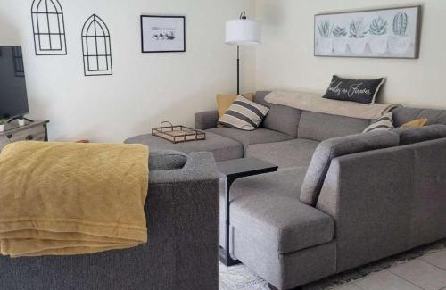 Tempe Haus | Charming House Pool Near Kiwanis Park Freeways