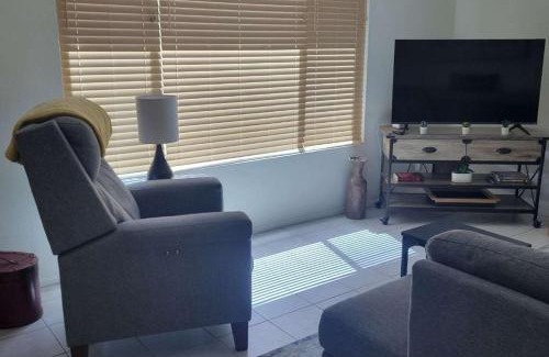 Tempe Haus | Charming House Pool Near Kiwanis Park Freeways