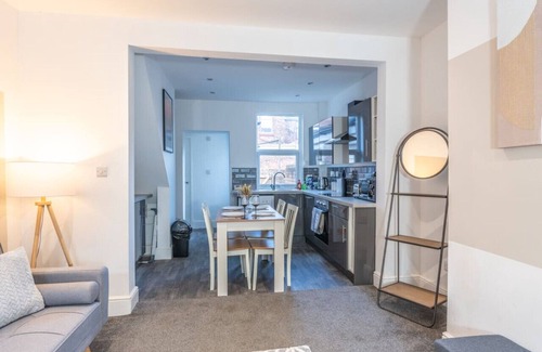 Widnes Haus | Charming House Sleeps 5 Free Parking Fast Wifi