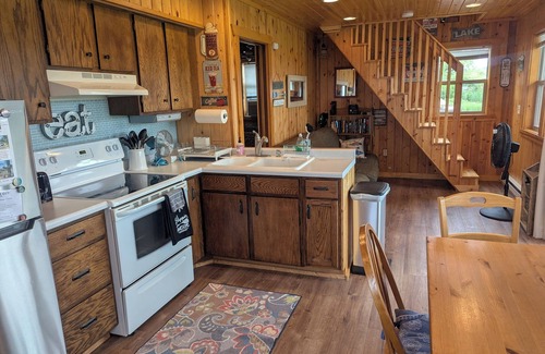 South Haven Kabine | Charming Knotty Pine Cabin w/ Incredible Lake Views!