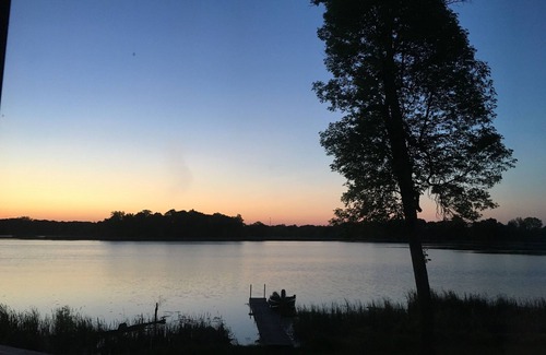 South Haven Kabine | Charming Knotty Pine Cabin w/ Incredible Lake Views!