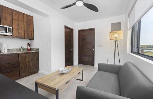 Cocoplum Wohnung | Charming lagoon front apartment with kayaks, SUPs, & nearby beach