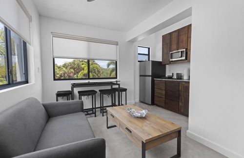 Cocoplum Wohnung | Charming lagoon front apartment with kayaks, SUPs, & nearby beach