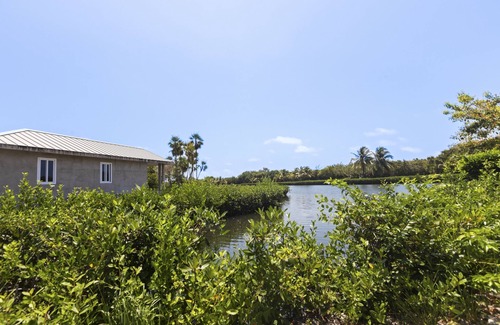 Cocoplum Wohnung | Charming lagoon front apartment with kayaks, SUPs, & nearby beach