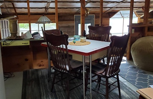 Brooks Kabine | Charming Lake front 2-bedroom cabin in delightful Brooks 6 miles from ocean