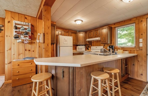 Friendship Hütte | CHARMING LAKEFRONT COTTAGE ON THE EASTERN SIDE OF CASTLE ROCK LAKE