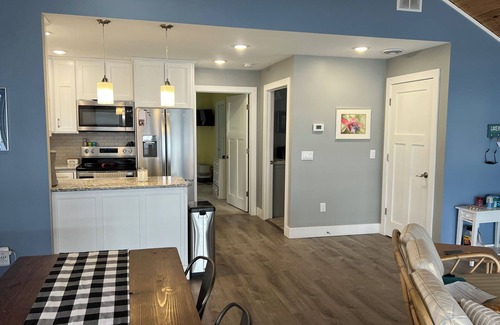 Grant Hütte | Charming lakeside cottage on all-sports lake with private beach & dock